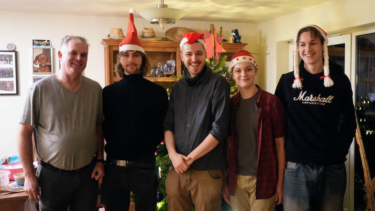 Ein Bild, das Person, Kleidung, Wand, Im Haus enth�lt.

KI-generierte Inhalte k�nnen fehlerhaft sein.